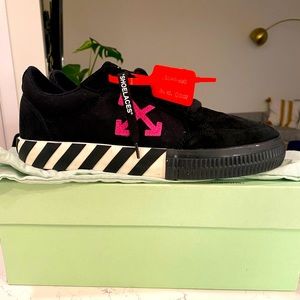 Off White Vulcanized Low Fuchsia sneakers